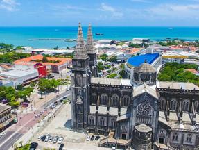 Vista aérea do centro de Fortaleza, pegando a Igreja da Sé e Praia de Iracama ao fundo