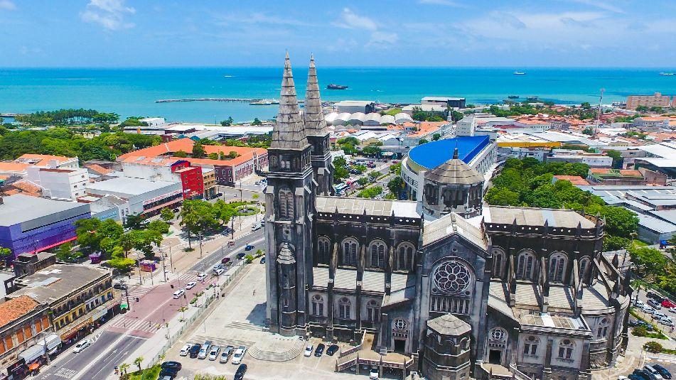 Vista aérea do centro de Fortaleza, pegando a Igreja da Sé e Praia de Iracama ao fundo