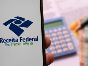 Celular com marca da Receita Federal e imposto de renda