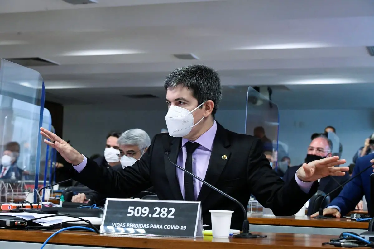 Senador Randolfe Rodrigues durante sessão da CPI da Covid
