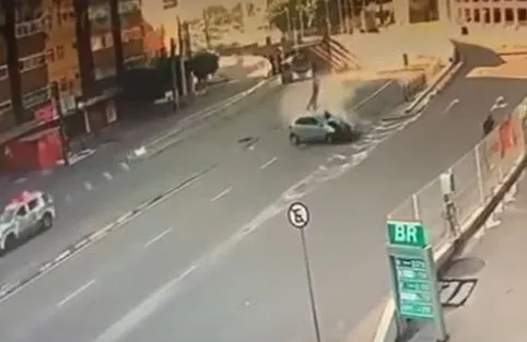 Acidente entre carro e moto na Avenida Borges de Melo deixou uma pessoa morta.