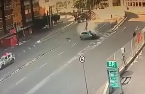 Acidente entre carro e moto na avenida Borges de Melo
