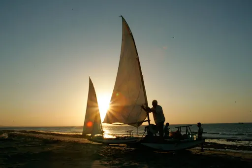 Os barcos utilizados pelos pescadores artesanais do litoral cearenses são, em sua maioria, movidos ao vento