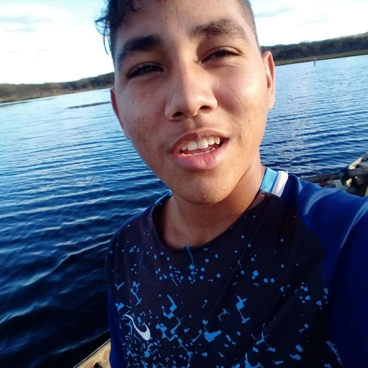 O jovem Daivid começou a aprender a pescar aos 12 anos de idade, com a supervisão de pescadores mais experientes do Arneiroz
