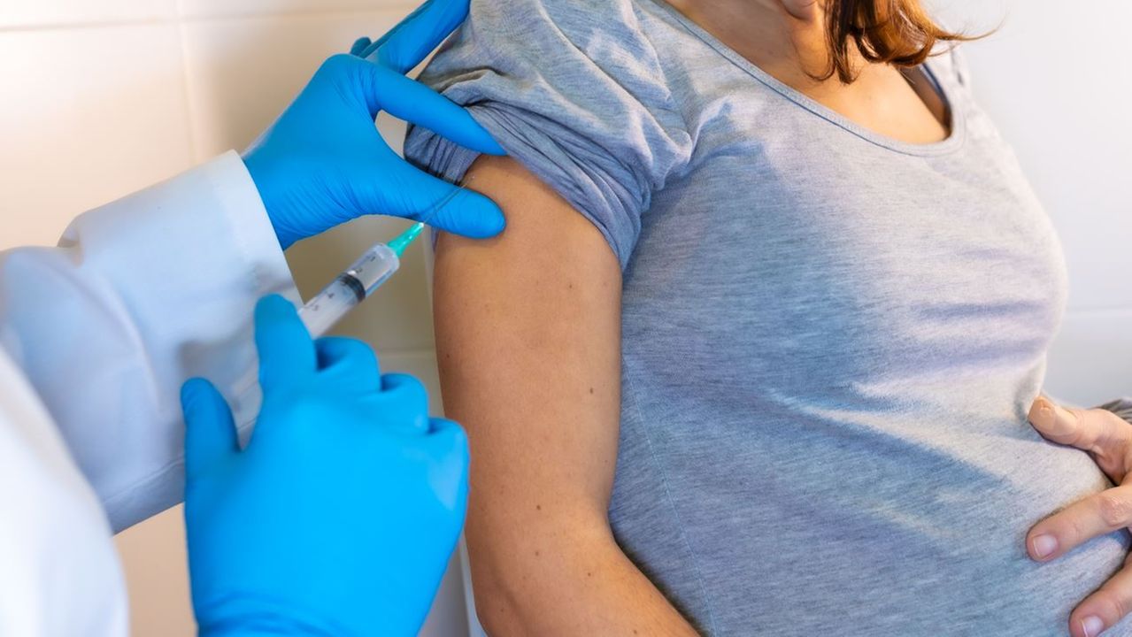 Mulher grávida recebendo vacina no braço