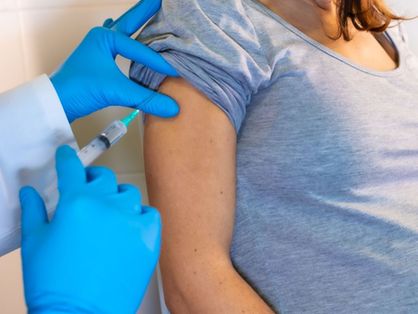 Mulher grávida recebendo vacina no braço