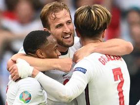 Atletas da Inglaterra comemoram gol