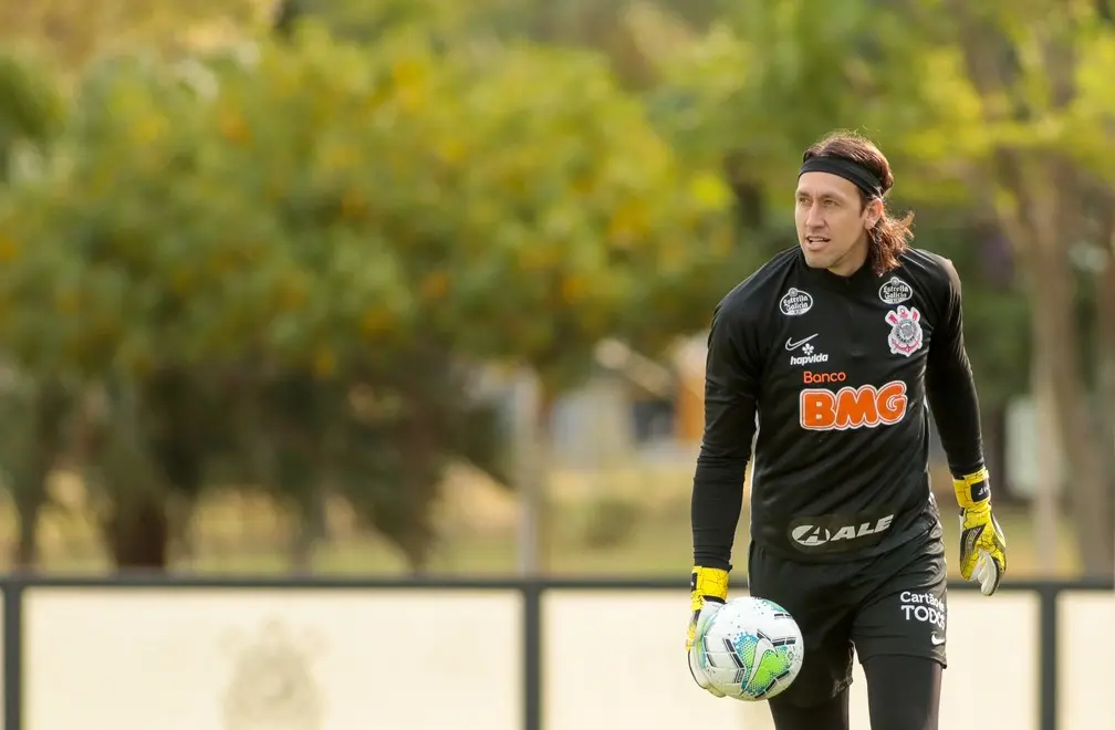 Goleiro Cássio, do Corinthians, apoiado com joelho no chão segurando bola