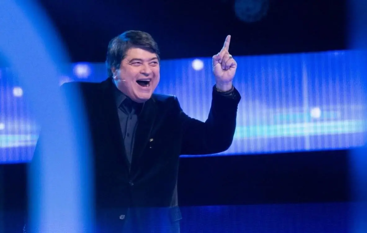 Apresentador Datena em estúdio com dedo para cima