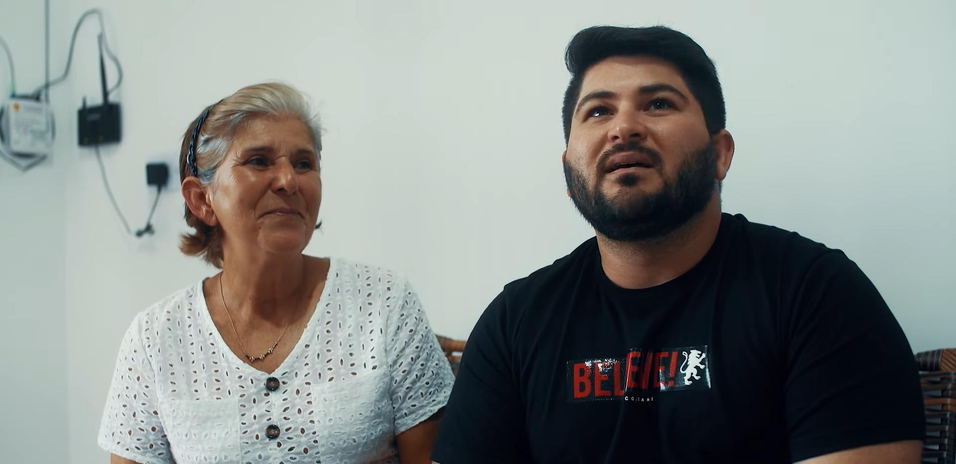 Mãe de Felipe Barão aparece em documentário contando história da compra do teclado do filho