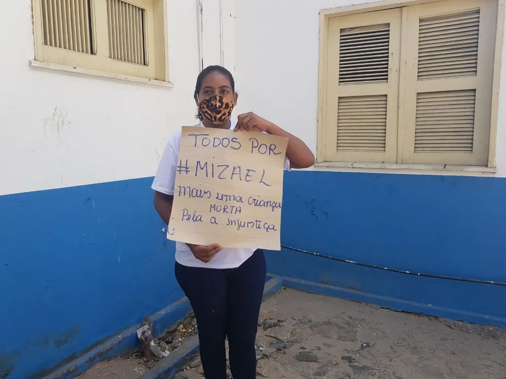 Na foto, Leidiane Rodrigues, mãe do menino baleado, pede por Justiça