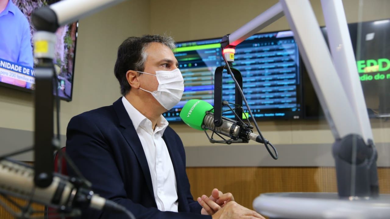 Governador Camilo Santana em entrevista à Rádio Verdes Mares