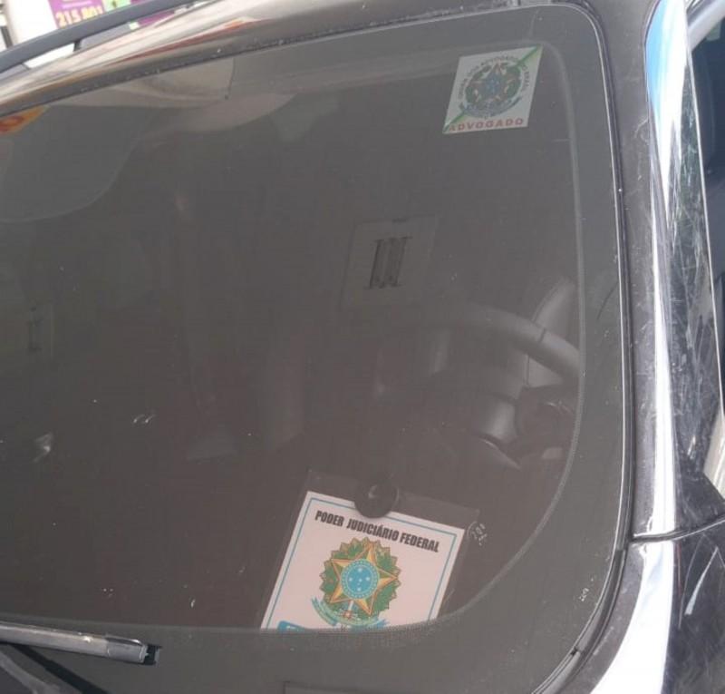 Carro com adesivo identificando que ele seria oficial de justiça