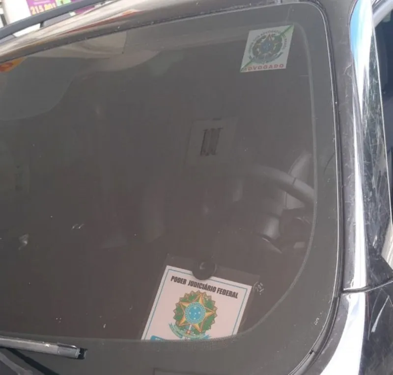 O gaúcho utilizava um carro com uma placa que seria de um oficial de Justiça Federal, além de um adesivo informando que o veículo seria de um advogado