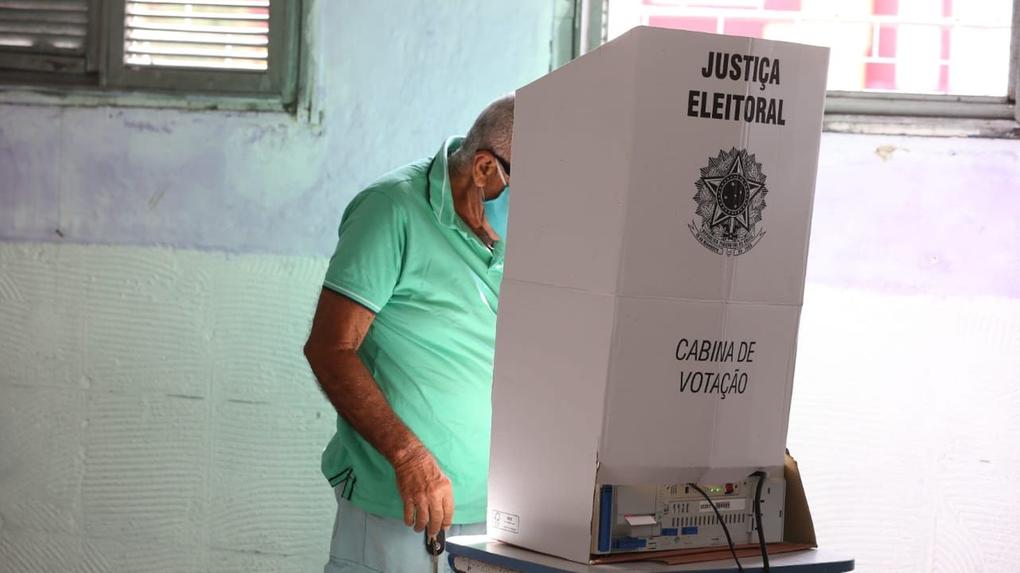 Homem vota em urna