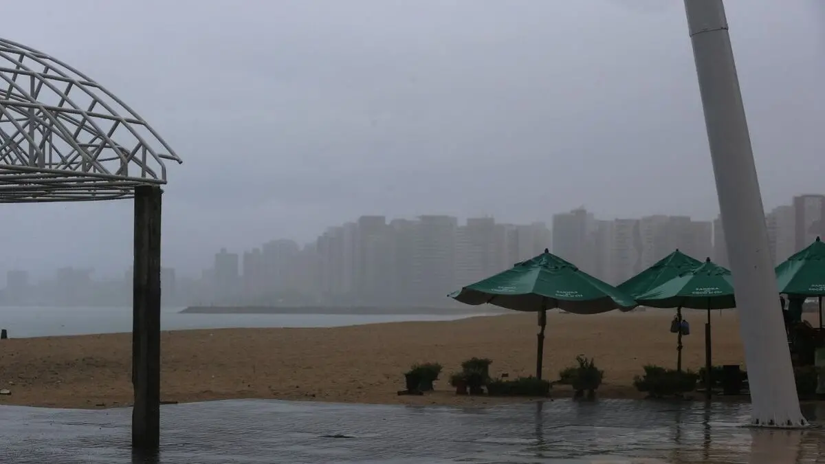 Cenário de céu nublado e barracas de praia vazias