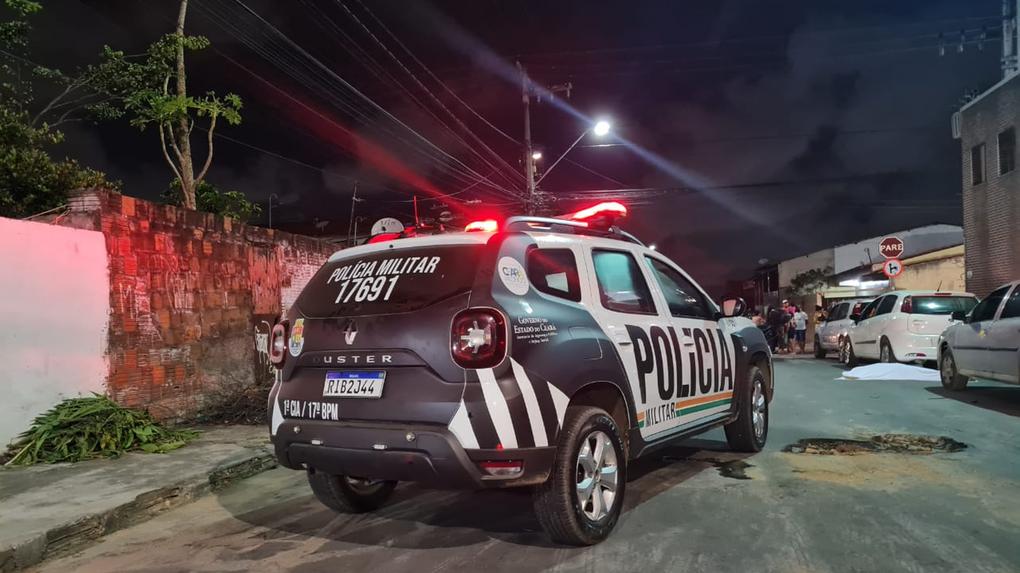 Viatura da Polícia Militar do Ceará em rua do bairro Bom Jardim após morte de mulher