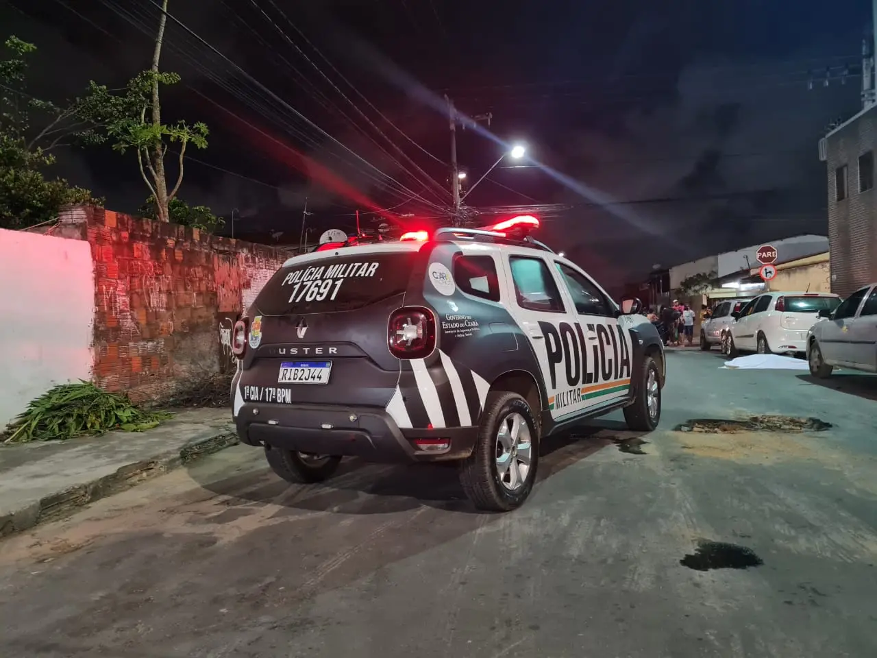 Viatura da Polícia Militar do Ceará em rua do bairro Bom Jardim após morte de mulher