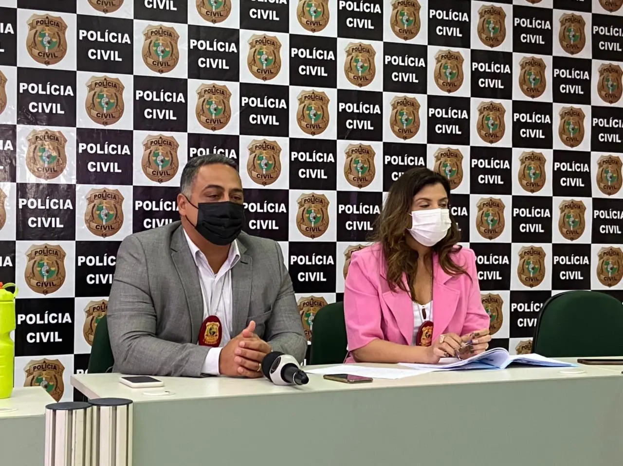 Delegados Augusto Soares Flávio e Ana Nery, em coletiva sobre o caso