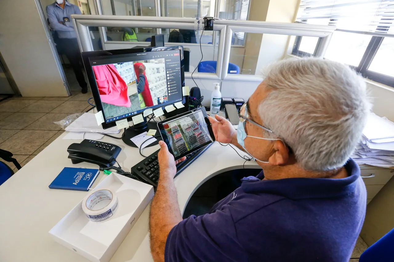 Pelo computador ou tablet, é possível fazer a inspeção das mercadorias