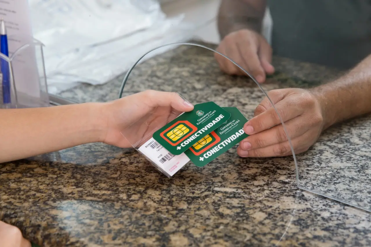 Entrega de chip a aluna da rde estadual de ensino