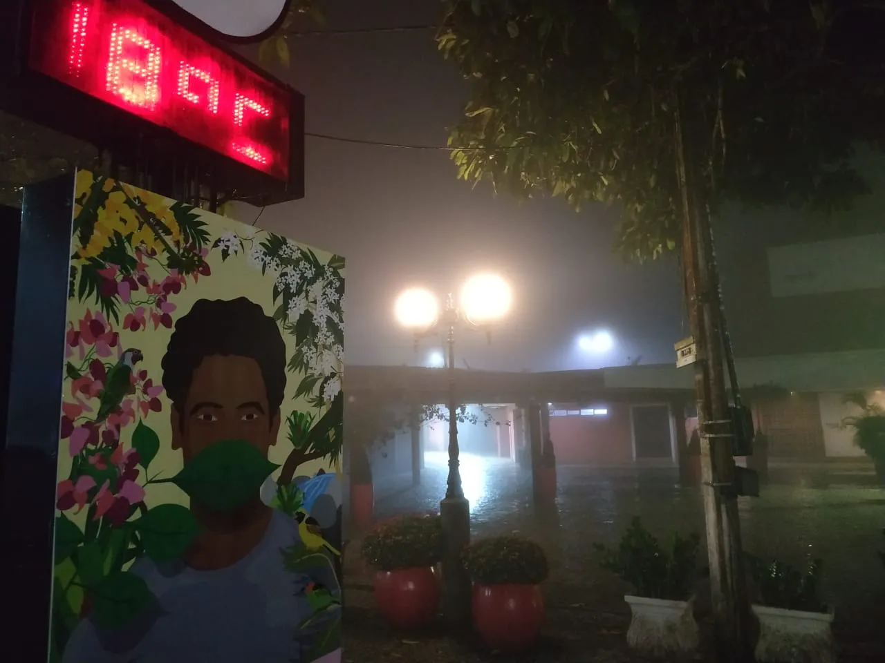 No início da noite desta quinta-feira (1º), O centro de Guaramiranga registrava 18º e cerração