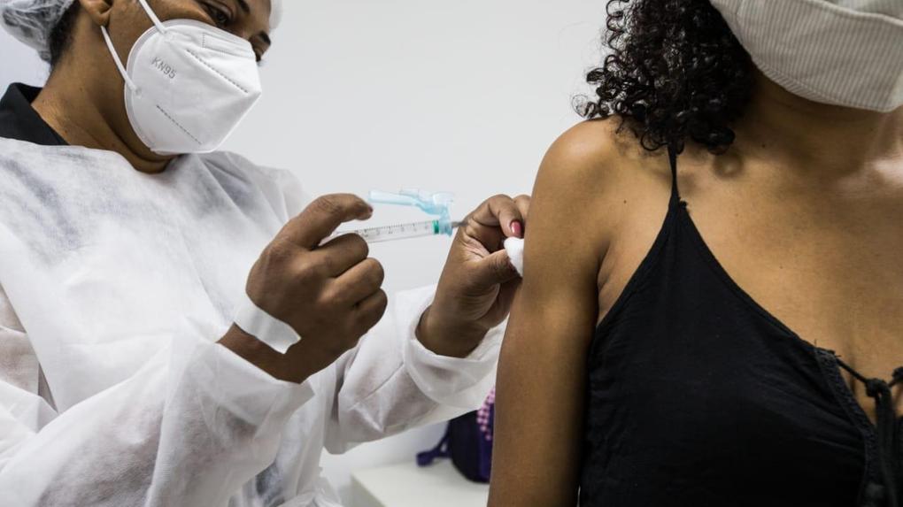 Mulher recebe vacina contra a Covid-19