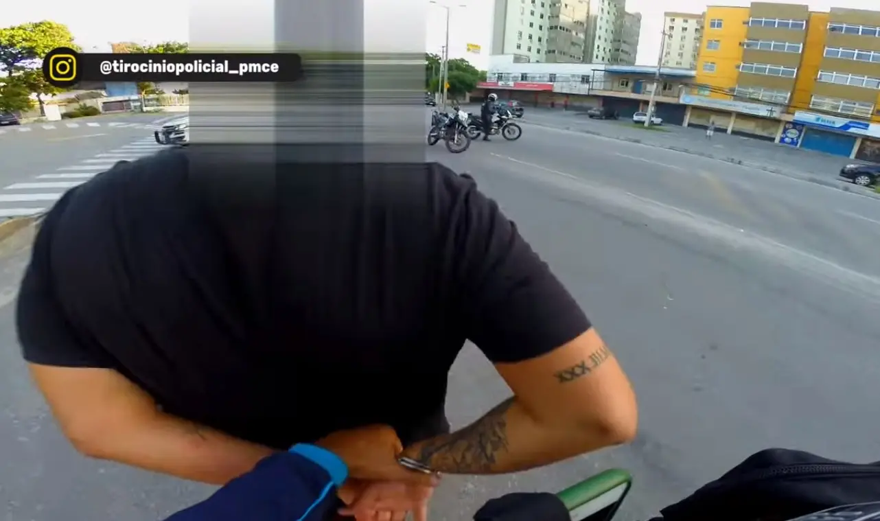 Vídeo mostra prisão em flagrante de um motorista que colidiu com uma motocicleta, matou um homem e deixou um jovem gravemente ferido, em Fortaleza