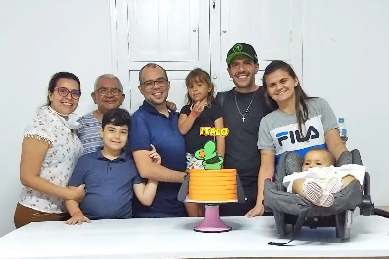 Foto do aniversário de Ítalo (camisa azul), em novembro de 2020, foi a última ao lado do pai (camisa listrada)