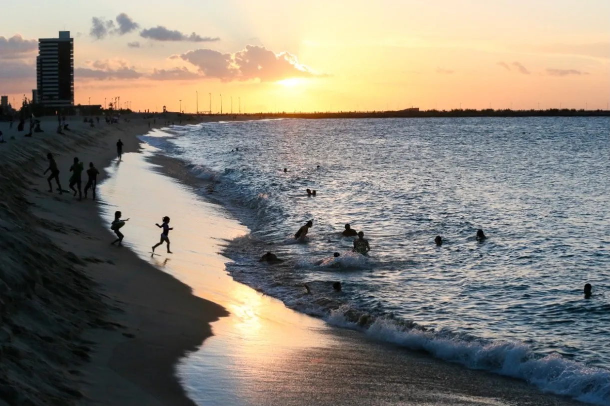 A Praia de Iracema é um dos trechos do litoral mais procurados pelos amantes do pôr do sol