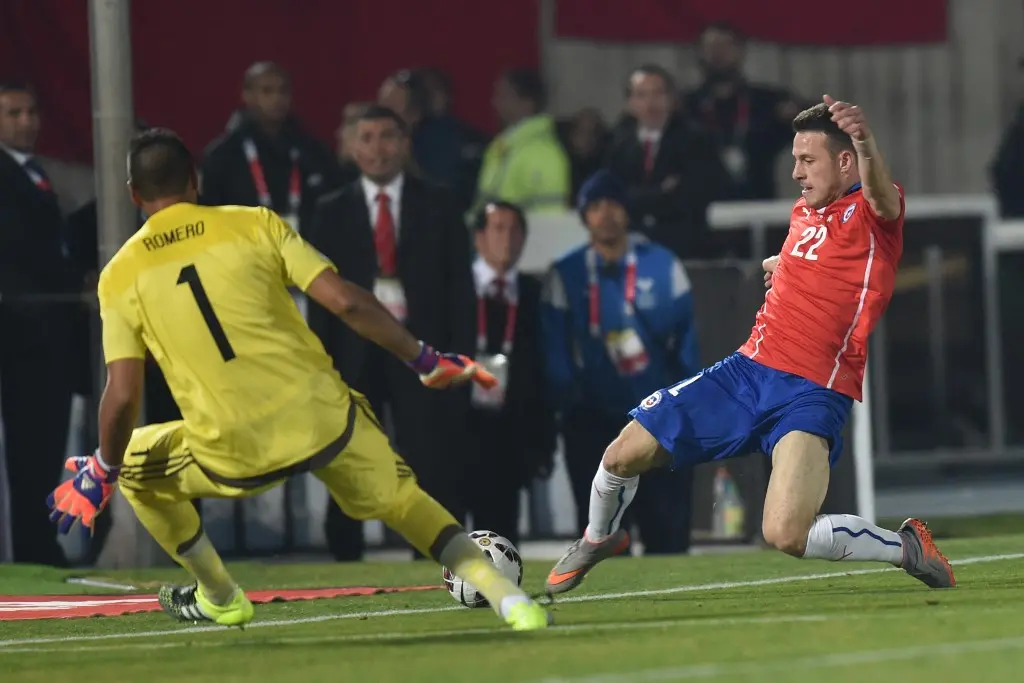 Ángelo Henríquez em ação pela seleção do Chile contra a Argentina