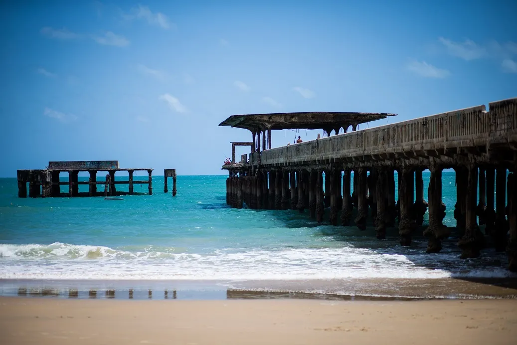 A Ponte Metálica Velha, na Praia de Iracema, atrai pessoas de diversas partes da cidade