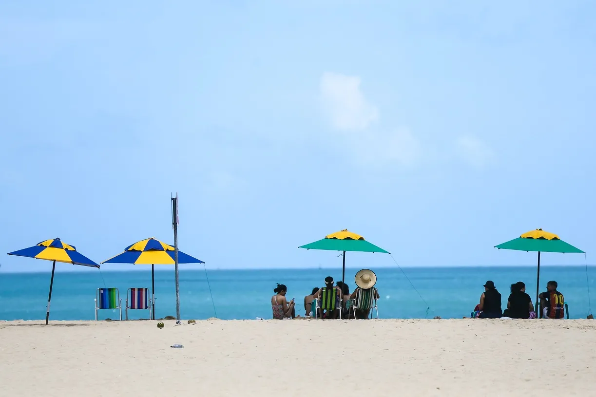 O mar de ondas calmas é um convite para relaxar em quase toda extensão da Praia de Iracema