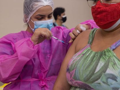 Gestante sendo vacinada contra a Covid-19 em Fortaleza