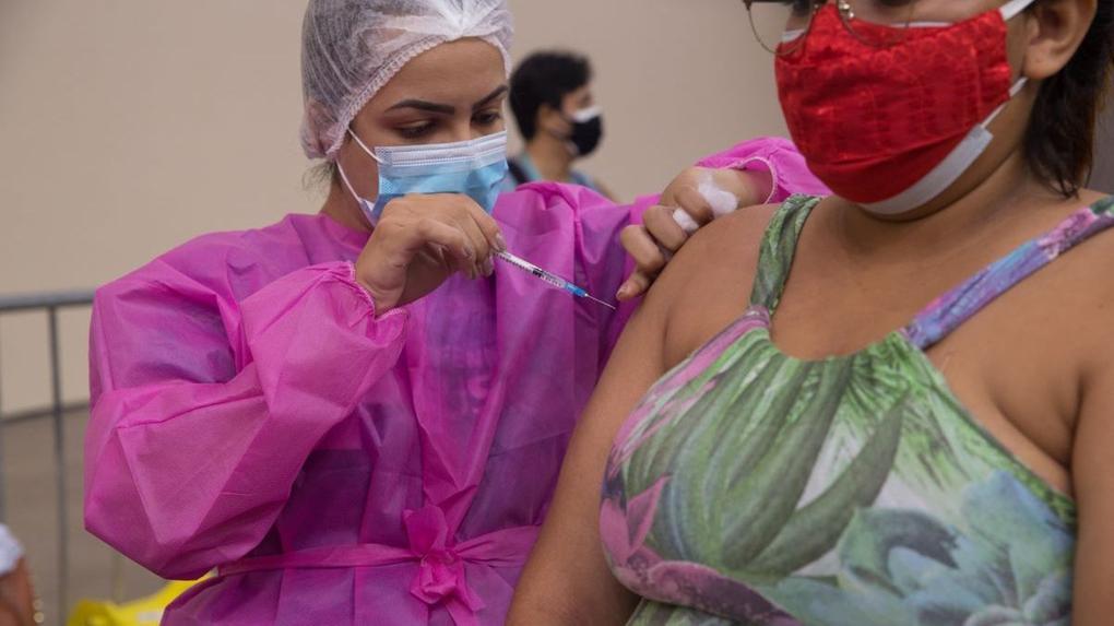 Gestante sendo vacinada contra a Covid-19 em Fortaleza