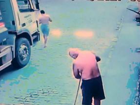 Imagem de câmera de segurança que flagrou atropelamento de mulher. Na imagem, ela está na frente do caminhão de lixo
