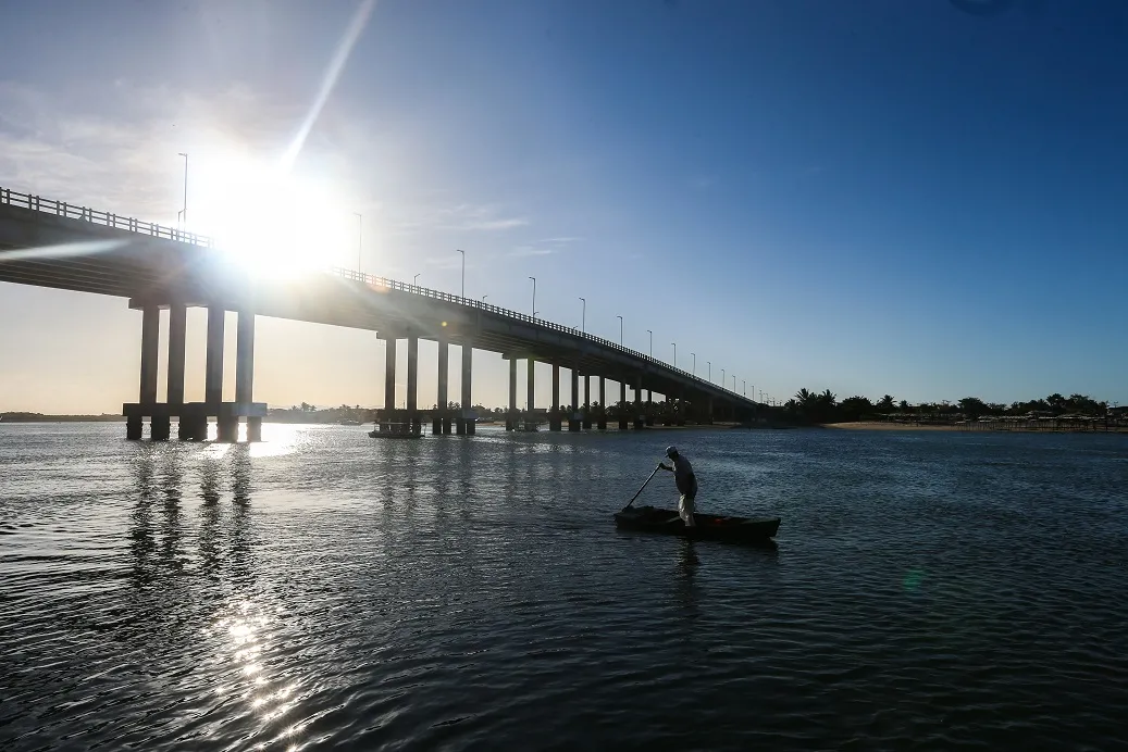 O encontro do Rio Ceará com o mar é um dos destaques da Praia da Barra do Ceará, tendo ao fundo a imponência da Ponte José Martins Rodrigues