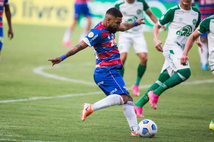 Romarinho chuta bola em jogo da Série A