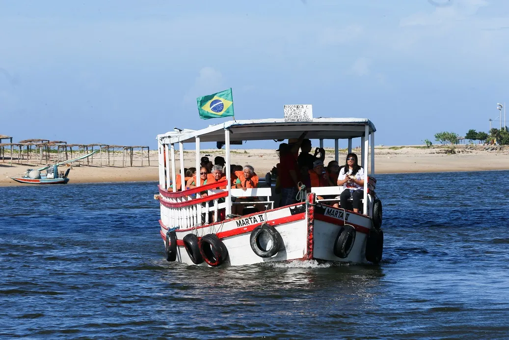 O passeio de barco pelo Rio Ceará está entre as opções de lazer da Praia da Barra do Ceará