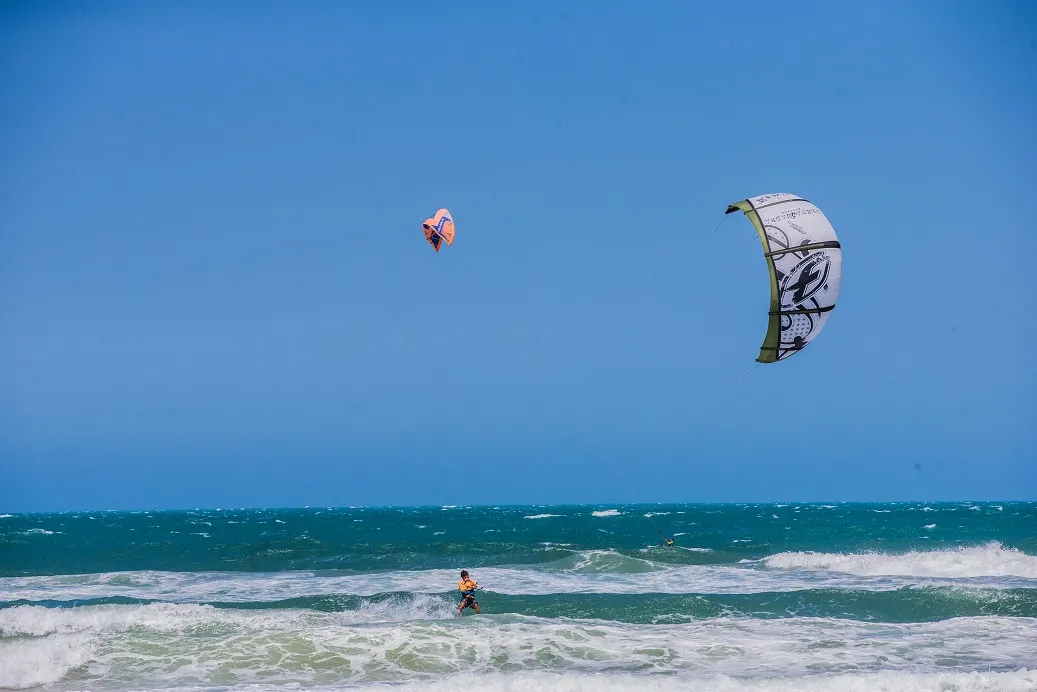 Os ventos fortes fazem a Praia do Futuro ser bastante procurada por kitesurfistas