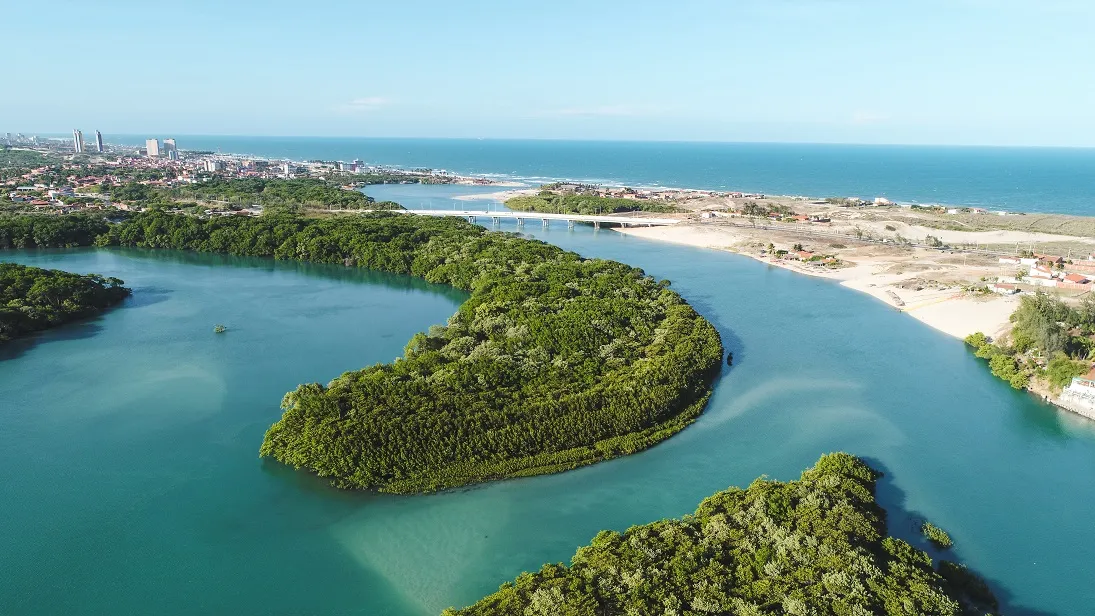 A praia da Sabiaguaba é ideal para quem busca um contato mais puro com a natureza