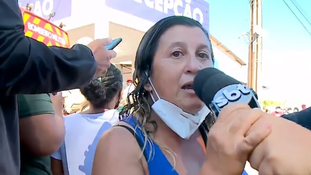 Vizinha fofoqueira dando informações sobrea morte de Lázaro em entrevista a canal de TV