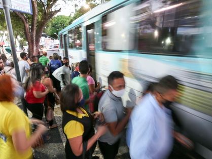 pessoas pegando ônibus em Fortaleza
