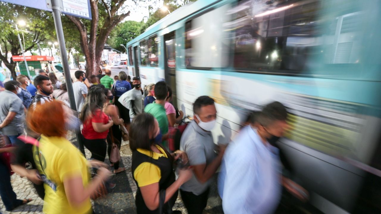 pessoas pegando ônibus em Fortaleza