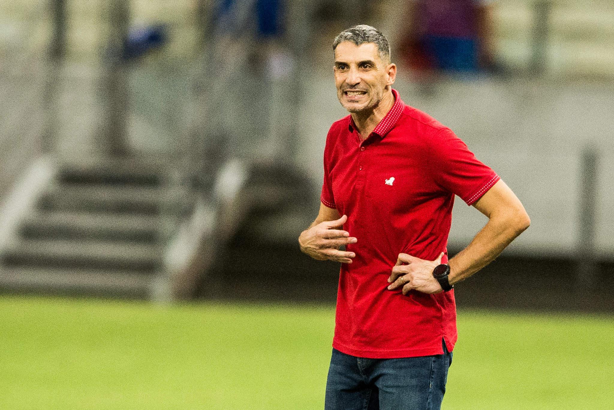 Foto de Juan Pablo Vojvoda, técnico do Fortaleza, durante partida na Arena Castelão