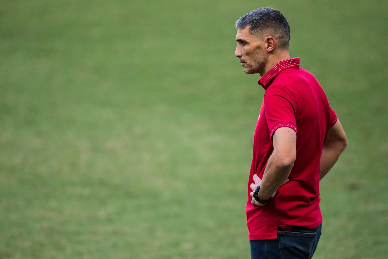 Vojvoda com semblante sério à beira do gramado em jogo do Fortaleza