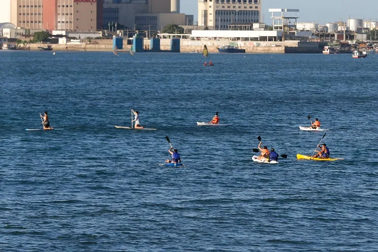 Se você é adepto de atividades e esportes na água, é possível alugar pranchas de ‘stand up paddle’ e caiaque na Praia do Meireles