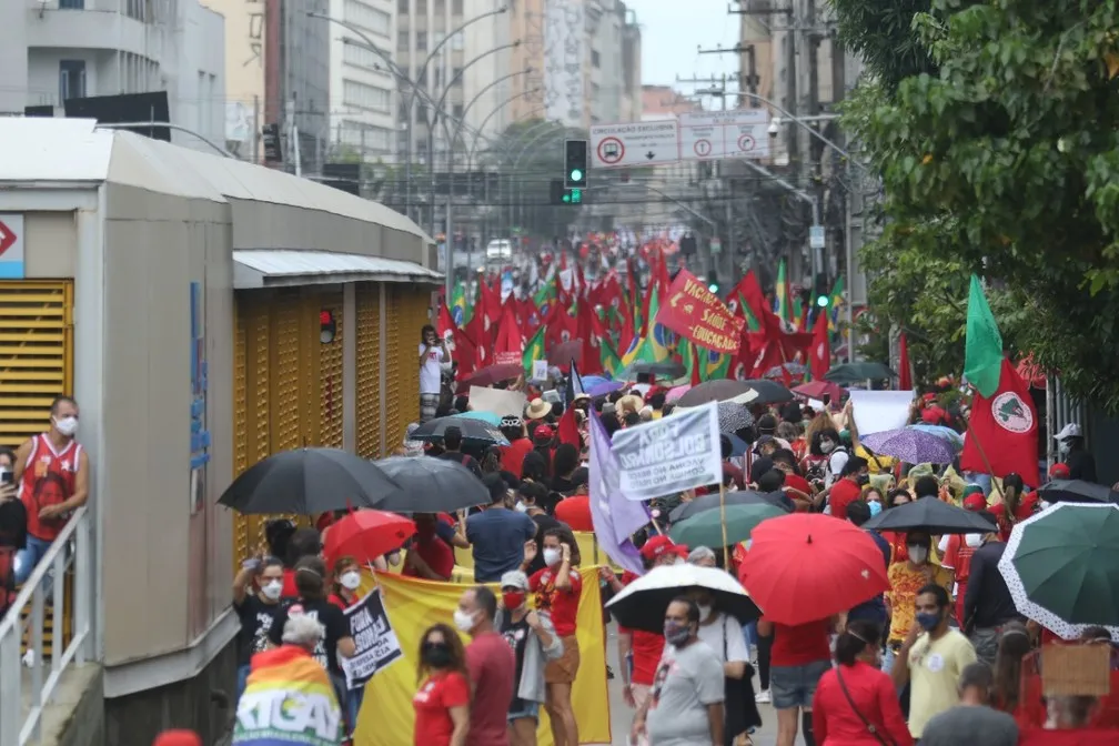 Manifestantes lotaram a Avenida Conde da Boa Vista, em ato contra Bolsonaro