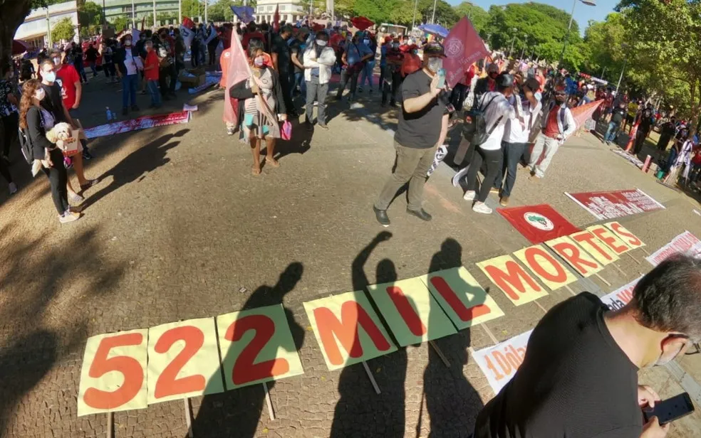 Manifestantes destacaramm o alto número de mortes ao longo da Pandemia
