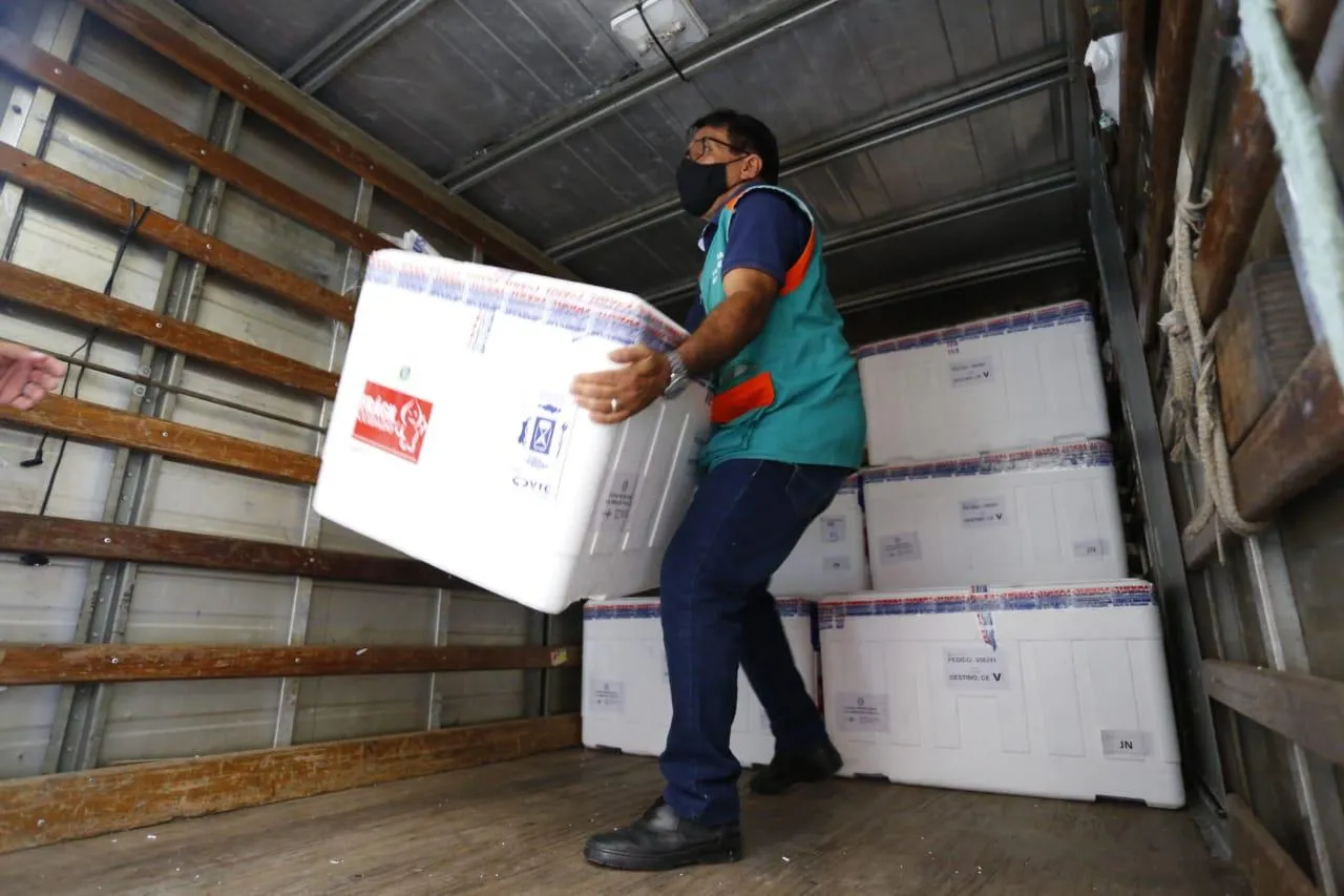 Antes de serem distribuídos para os municípios, os lotes são inspecionados em Fortaleza
